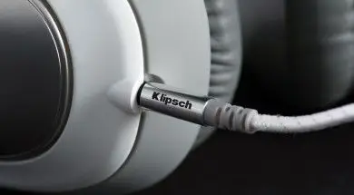 Klipsch-Status-headphones-cord-in-macro