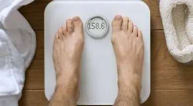 FITBITARIA-WHT_lifestyle_02