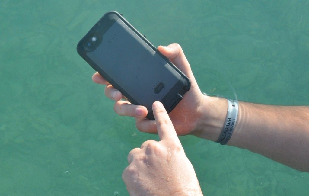 Recenzja Lifeproof Fre Power w AppleMobile.pl z zewnatrz 11