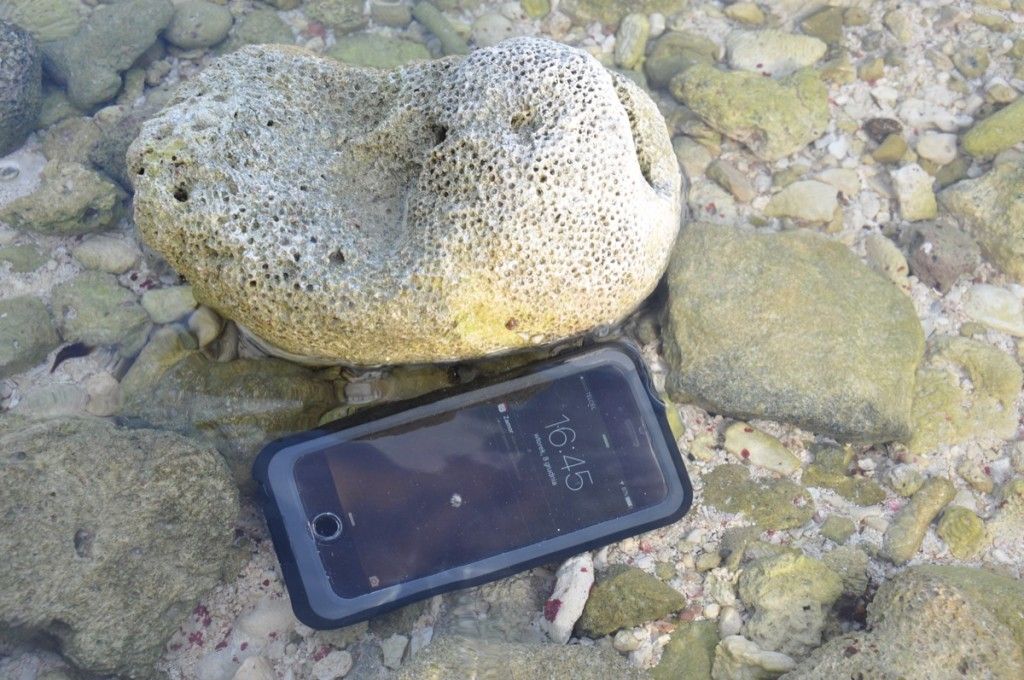 Recenzja Lifeproof Fre Power w AppleMobile.pl z zewnatrz 19