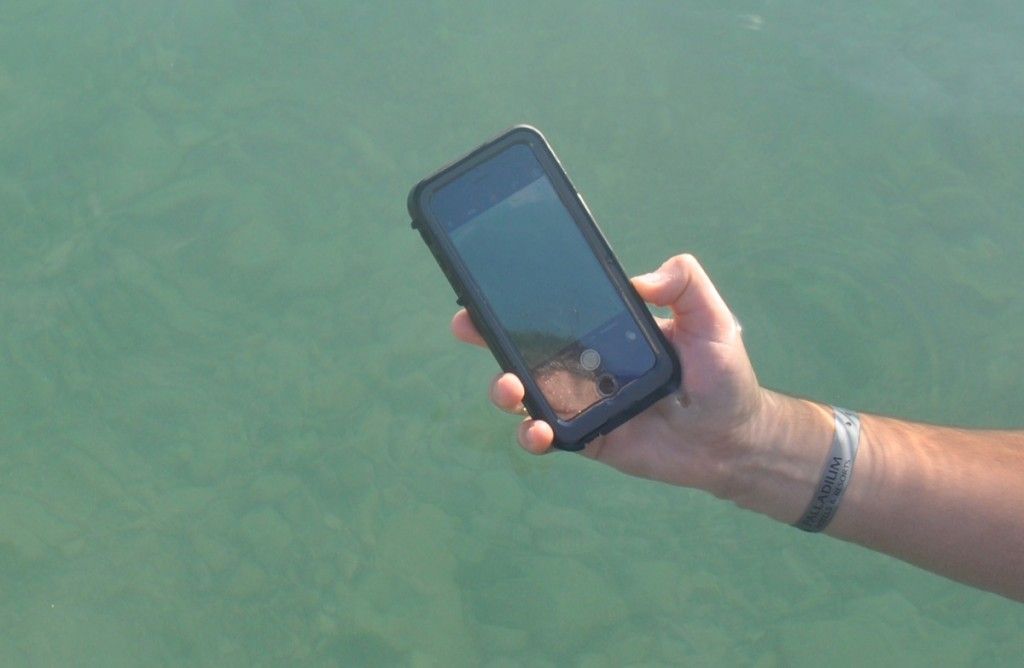Recenzja Lifeproof Fre Power w AppleMobile.pl z zewnatrz 9