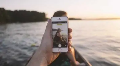 taking-photo-of-girl-in-boat-on-iphone-800×533-lq-2