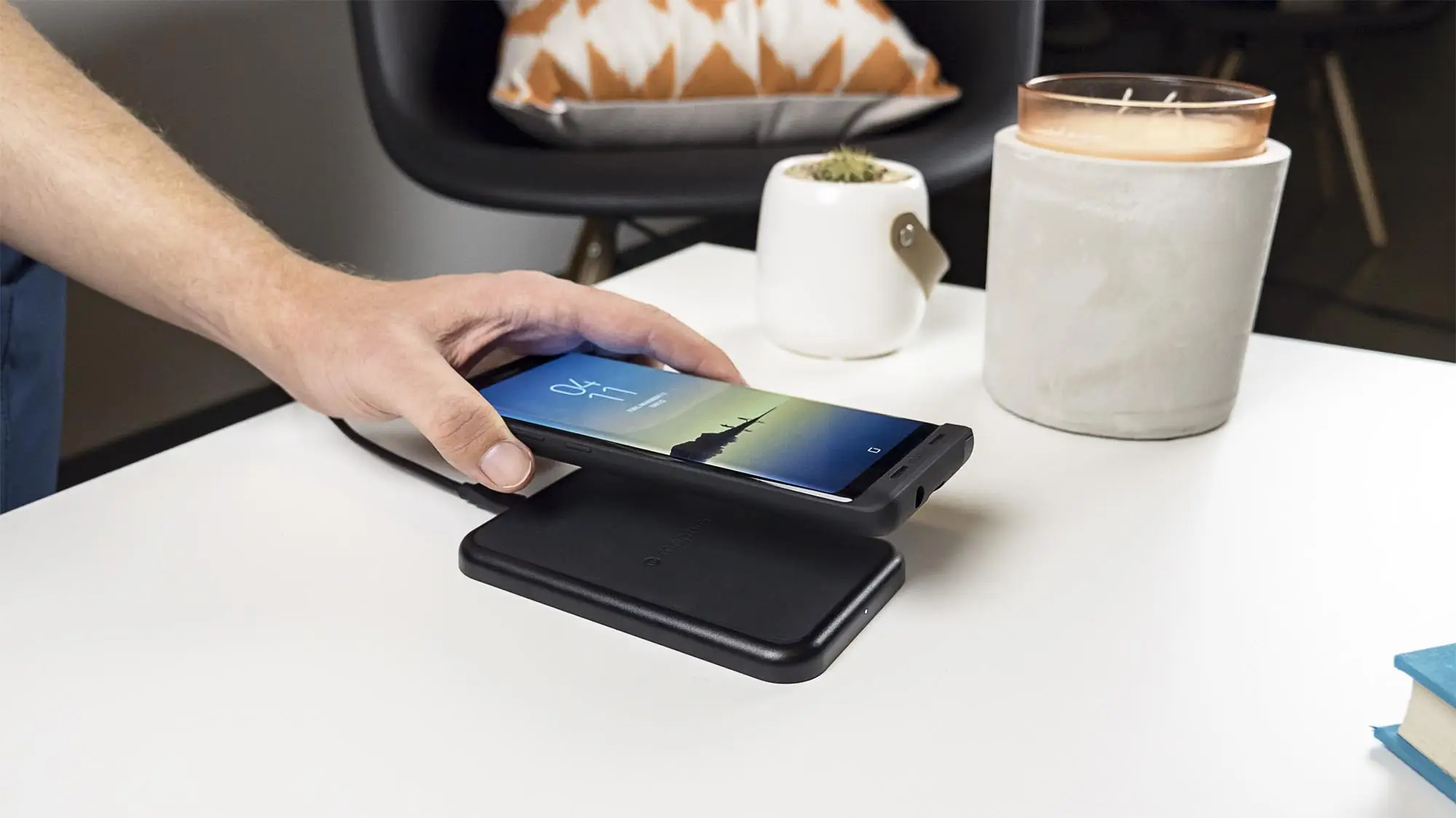 JP-SGN8-Wireless-Base_White-table_Interactive_2000px