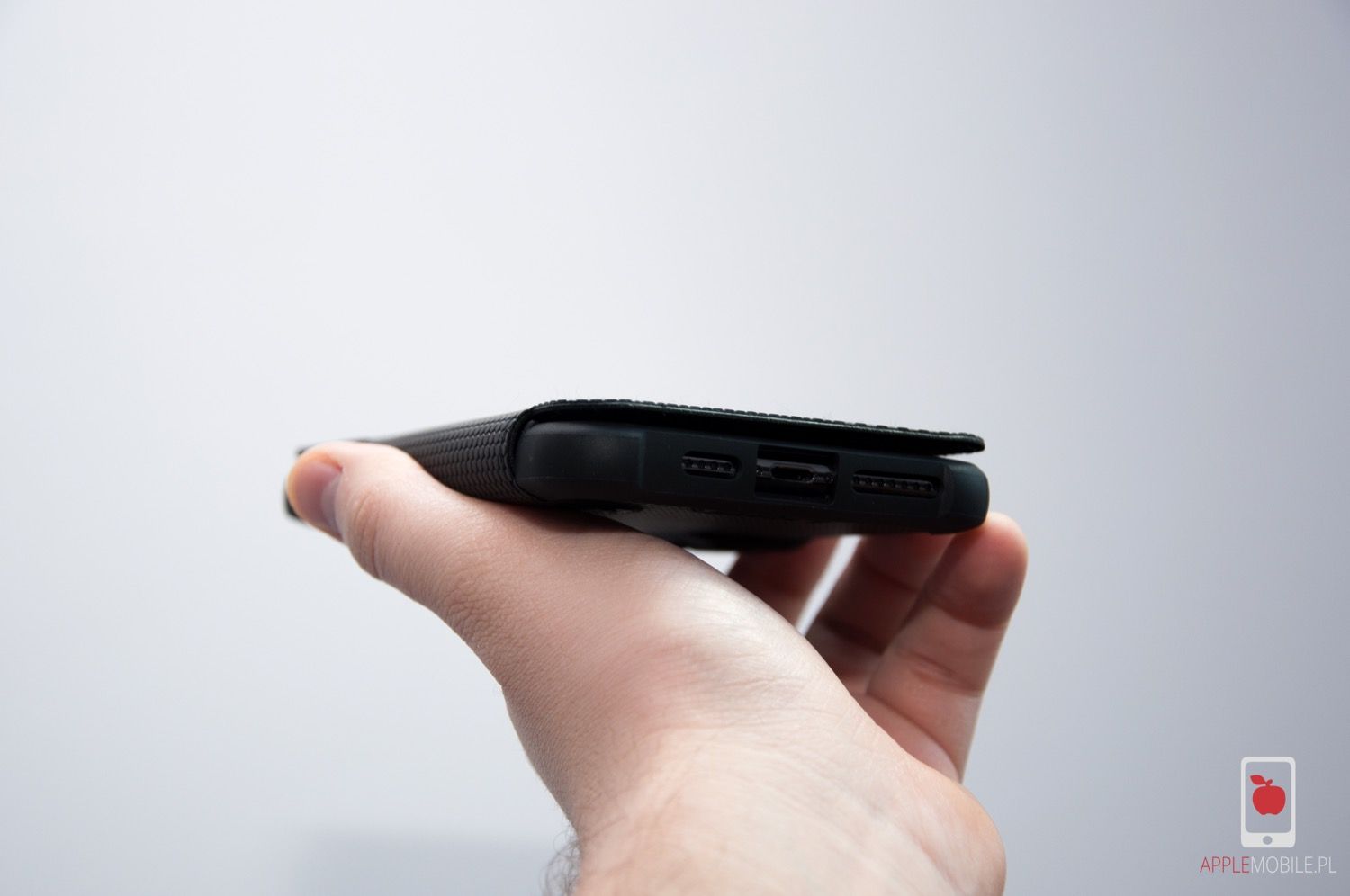 Recenzja UAG Metropolis