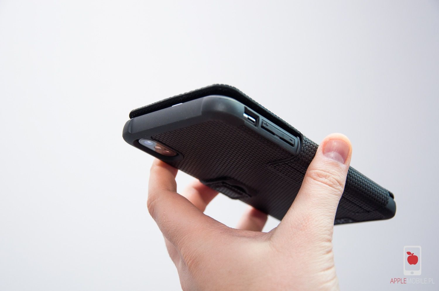 Recenzja UAG Metropolis