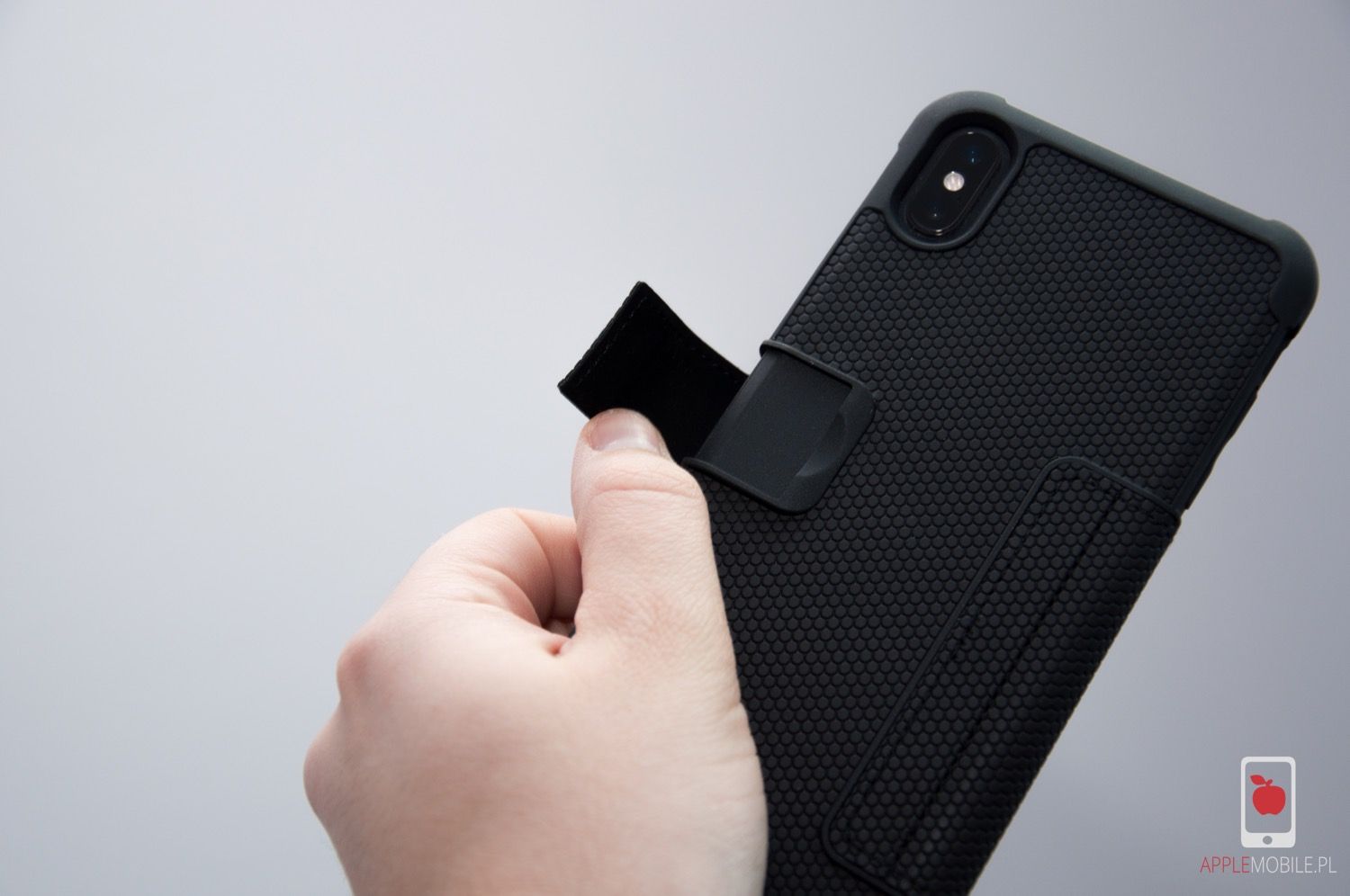 Recenzja UAG Metropolis