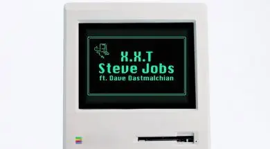 Teledysk X. X. T z Macintoshem oraz wizerunkiem Steve’a Jobsa