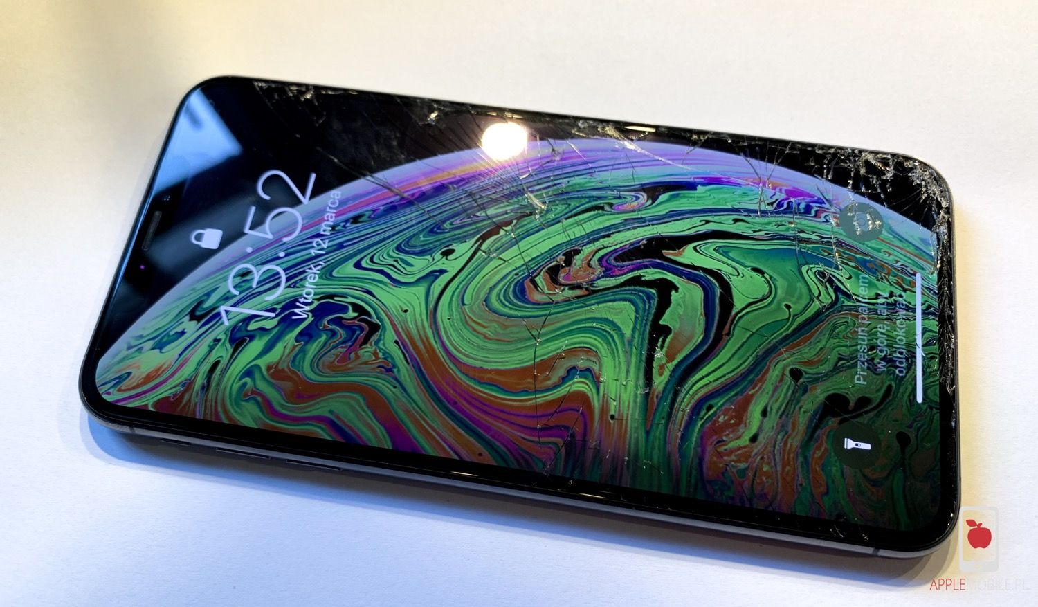 Wymian zbita szybka w iPhone X / XS / XS Max / Xr