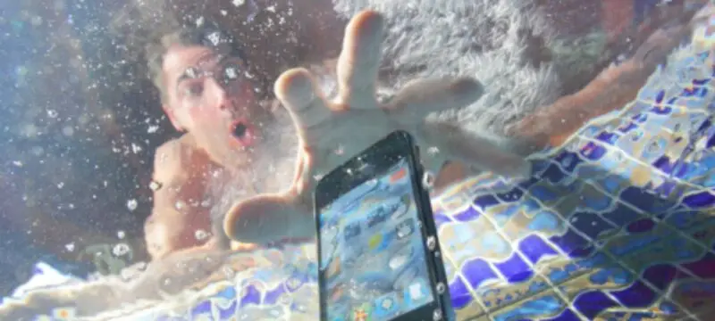 właściciel smartfon zastanawia się co zrobić jak telefon wpadł do wody i szuka pomocy w serwisie applemobile