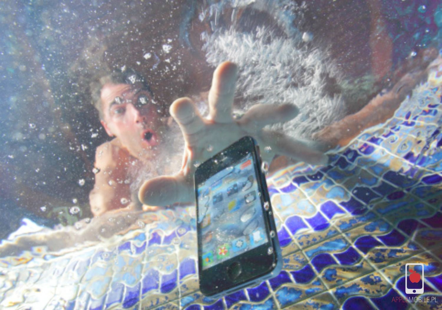 Co zrobić jak telefon wpadł do wody? Jak uratować zalany telefon?