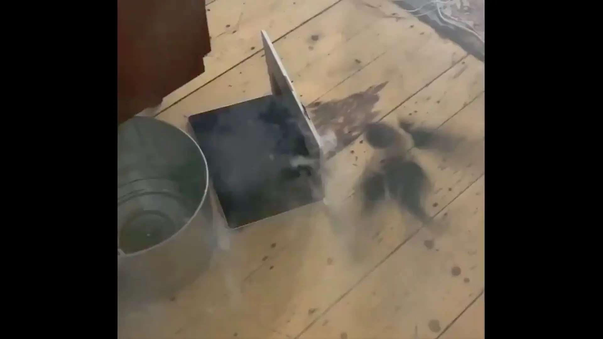 Palący się 15 calowy MacBook Pro z 2015 roku na filmie