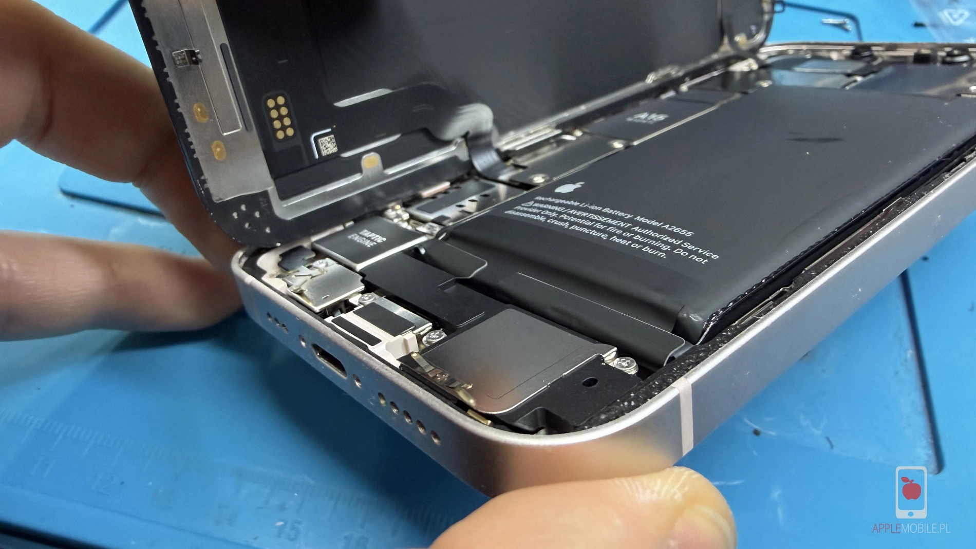 iPhone 13 spuchnięta bateria wewnątrz telefonu
