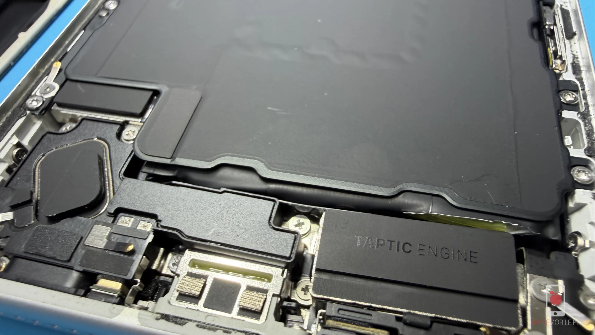 widoczna spuchnięta bateria w obudowie po otwarciu iPhone'a 17 Pro Max