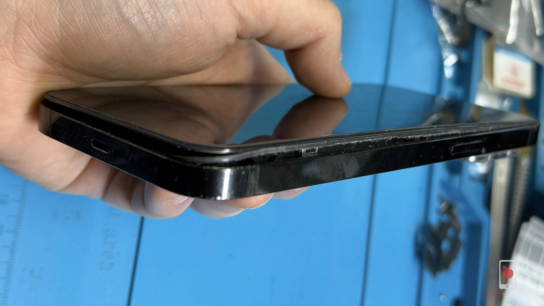 iPhone 14 Pro mocno spuchnięta bateria zniszczyła drogi wyświetlacz w telefonie