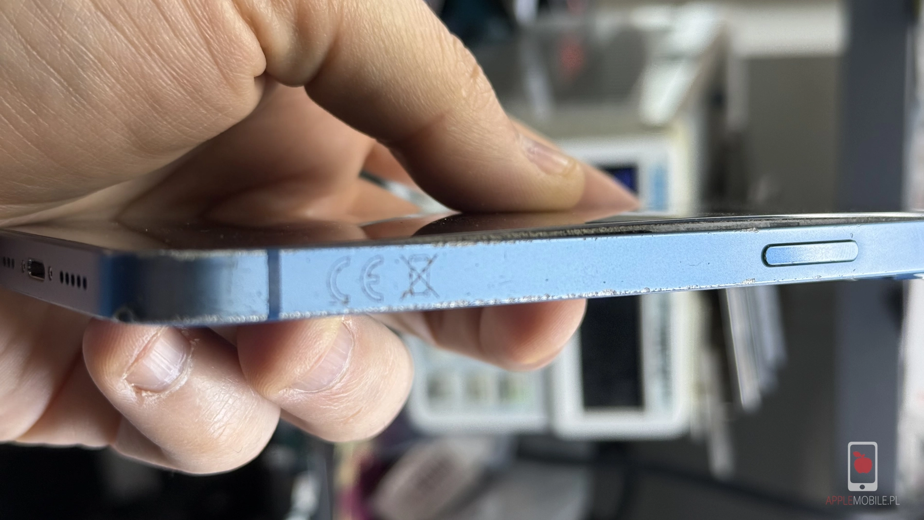 iphone 13 zniszczony wyświetlacz przez spuchniętą baterię