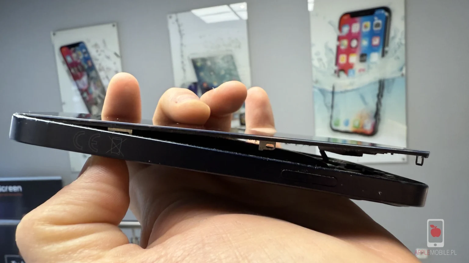 iPhone 13 spuchnięta bateria wewnątrz telefonu