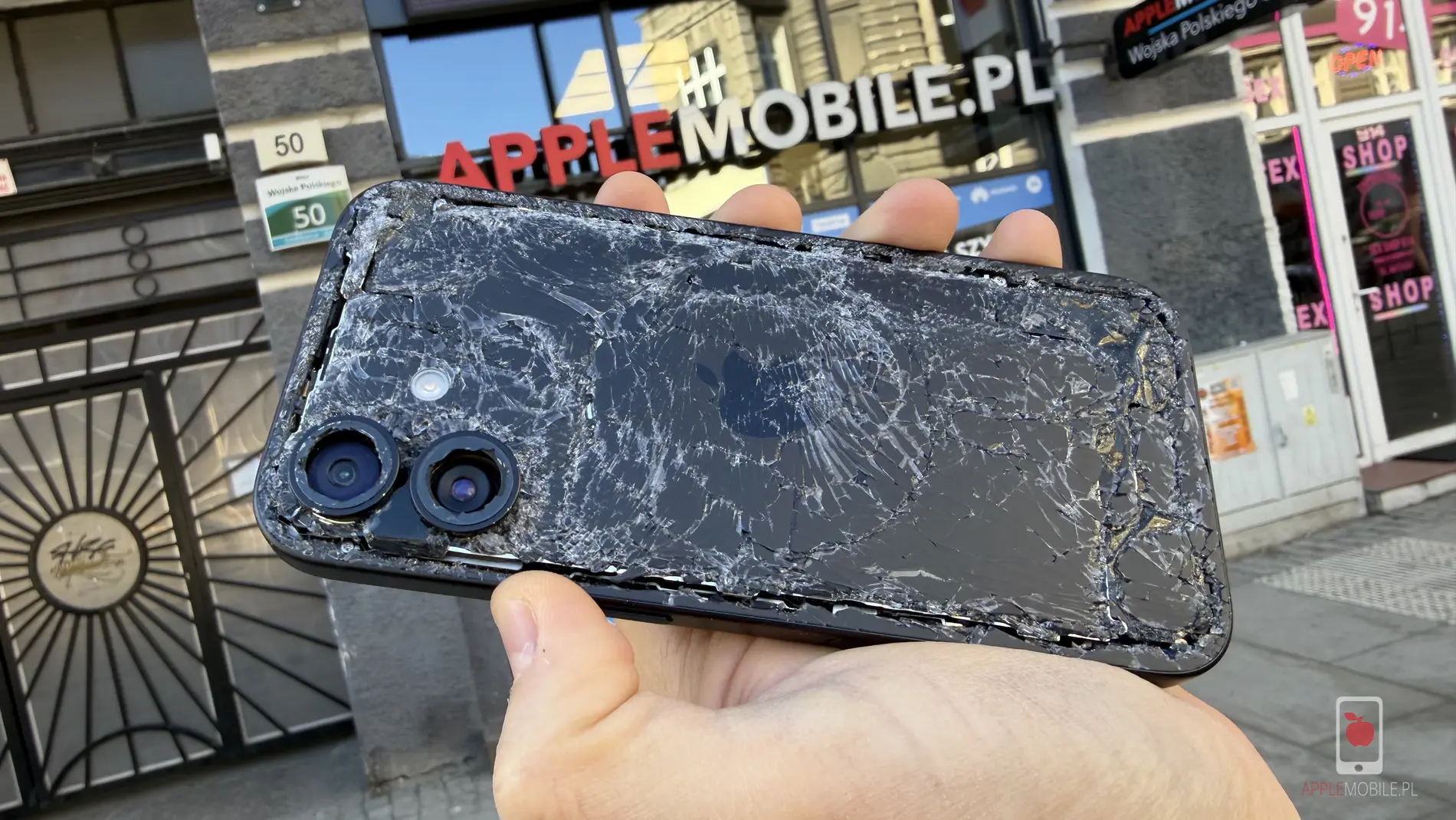 Zbite tylne szkło obudowy w iPhone