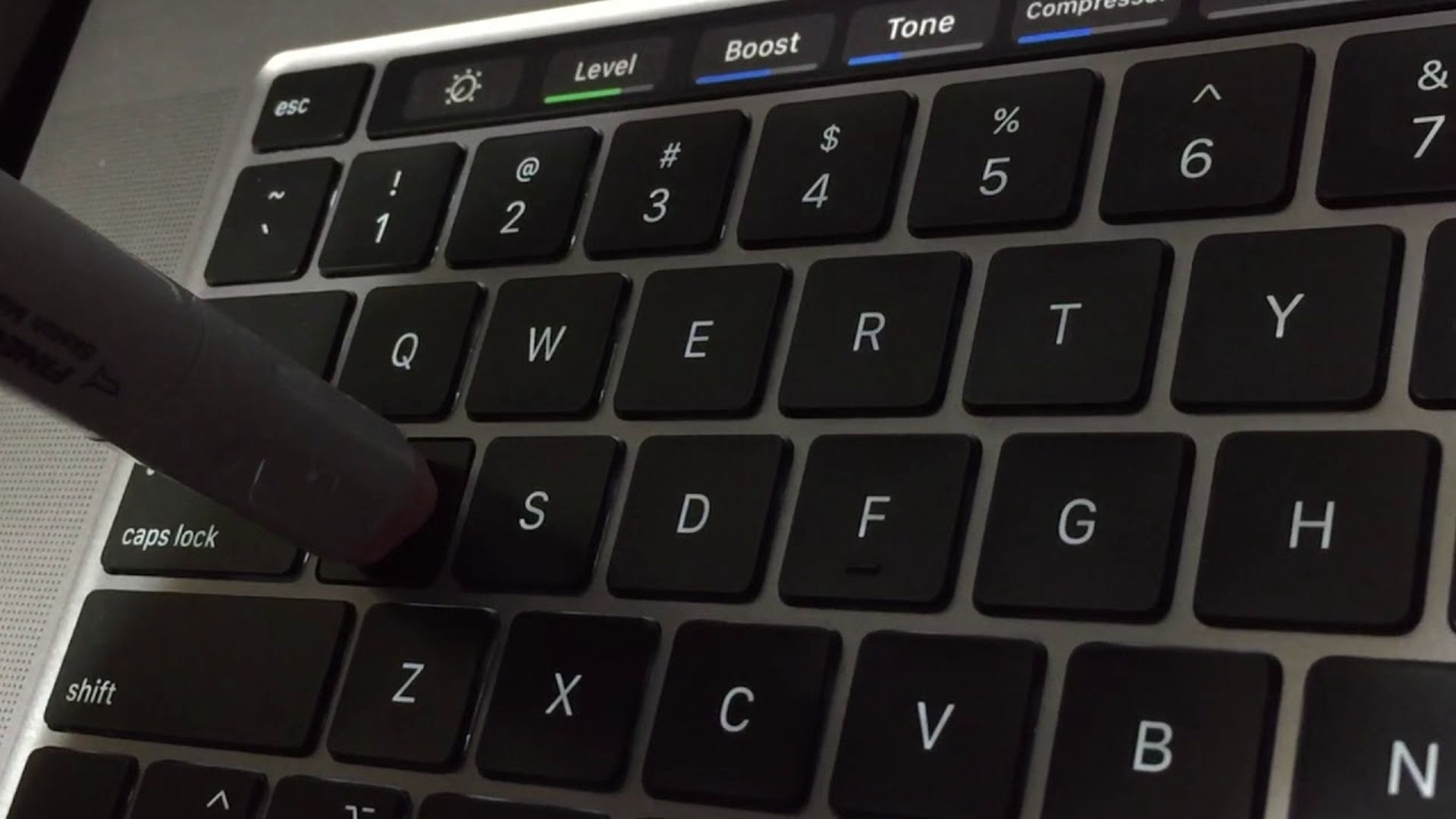 Apple bada przyczynę trzasków przy odtwarzaniu muzyki w MacBooku Pro