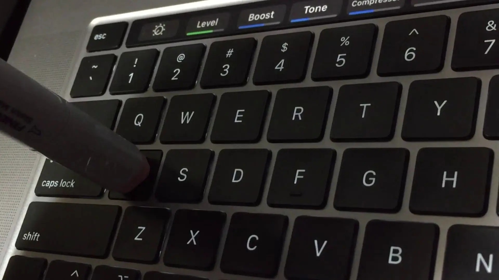 Apple bada przyczynę trzasków przy odtwarzaniu muzyki w MacBooku Pro