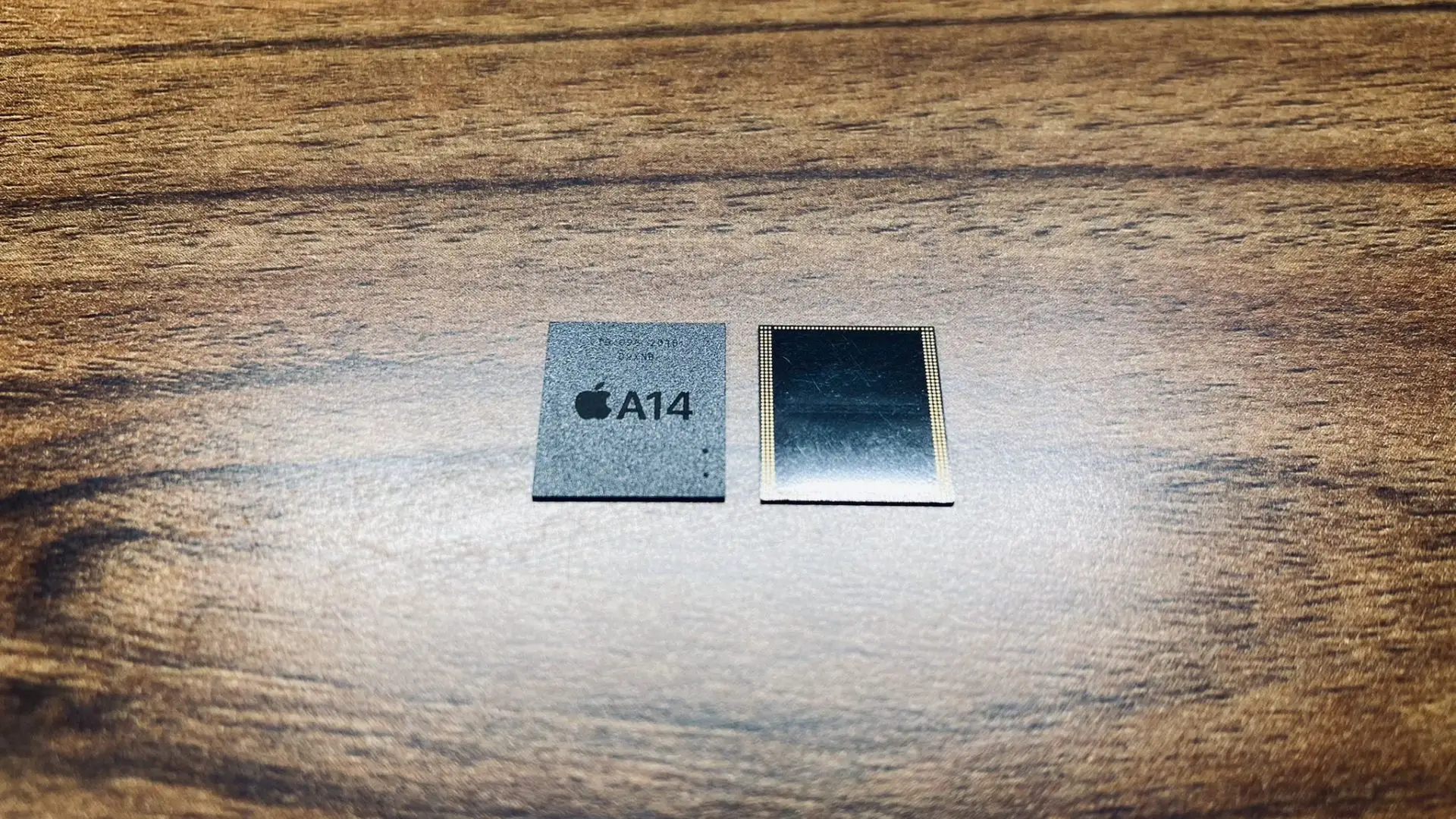 Zdjęcie przedstawiające moduł pamięci RAM do iPhone’a 12