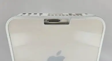 Zdjęcia pierwszego komputera Mac Mini z wbudowaną stacją dokującą