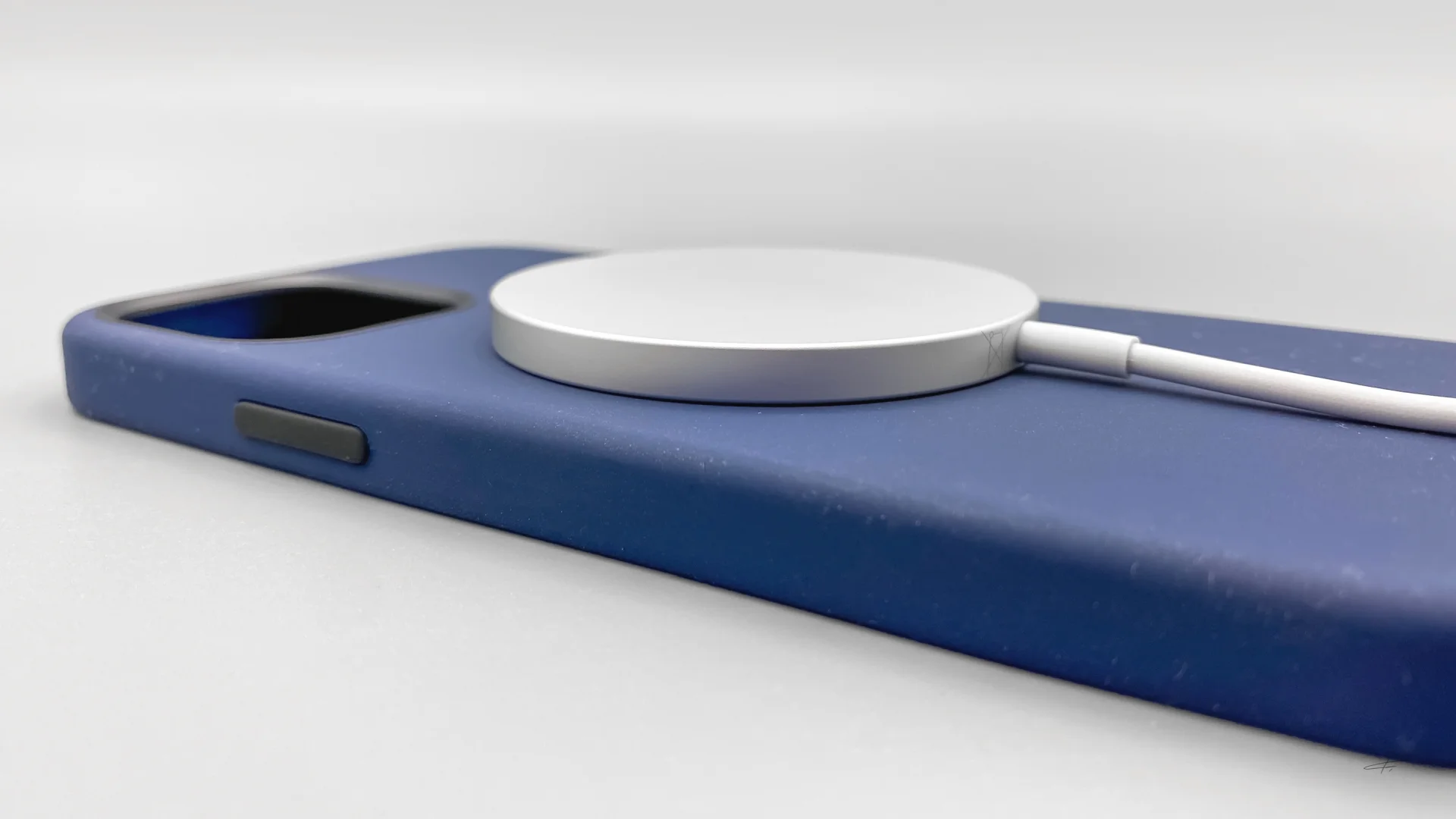 Pierwsze zdjęcia ładowarki MagSafe oraz etui do iPhone’a 12