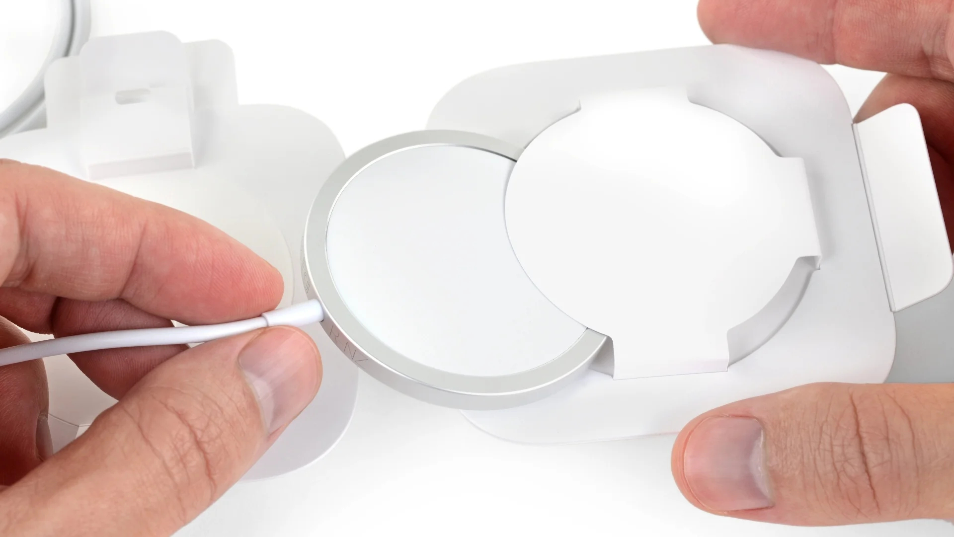 Serwis iFixIt demontuje na części ładowarkę MagSafe