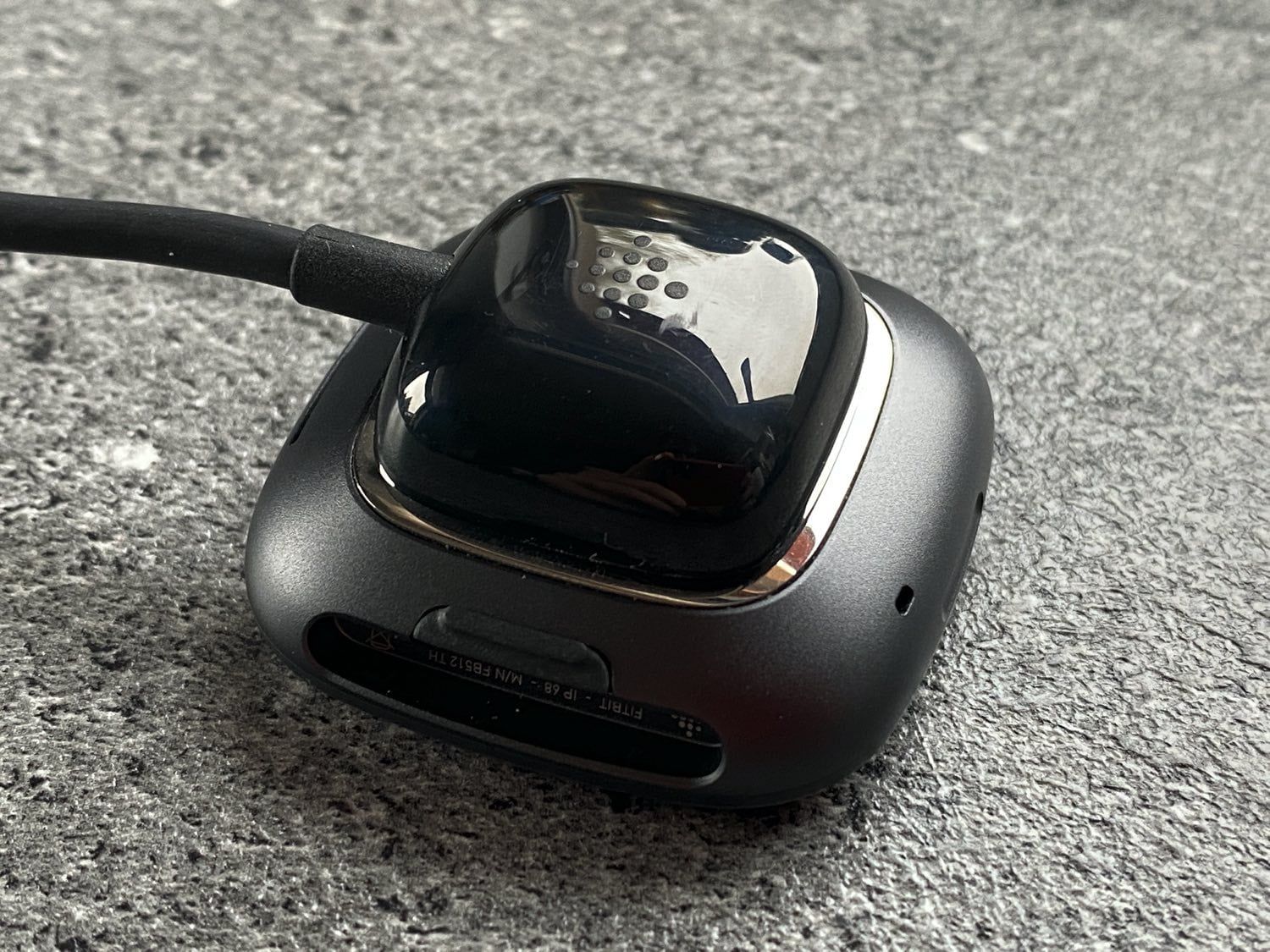 Zawartość zestawu sprzedażowego Fitbit Sense