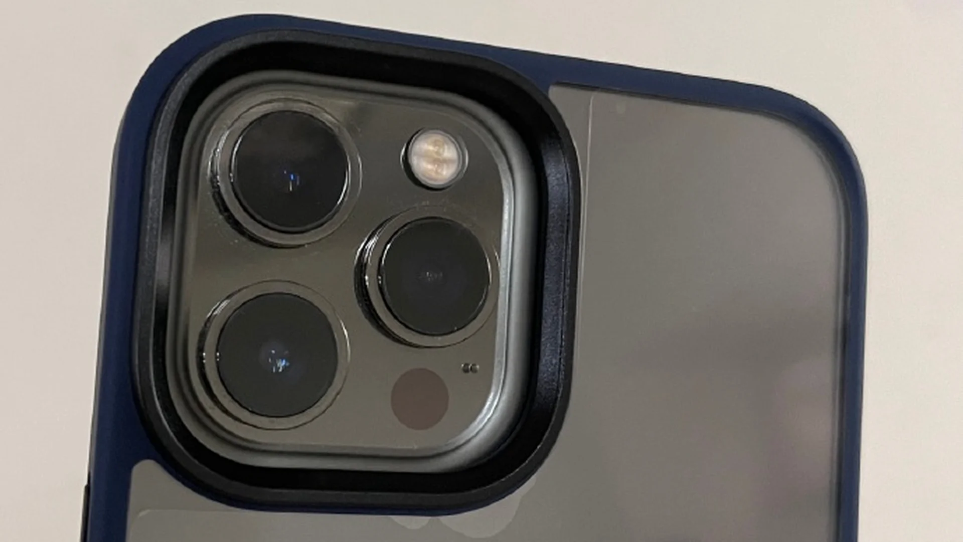 Pokazane zdjęcia etui do iPhone’a 13 Pro oraz 13 Pro Max