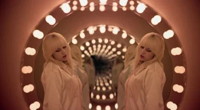 Reklama promująca Spatial Audio w Apple Music z Billie Eilish