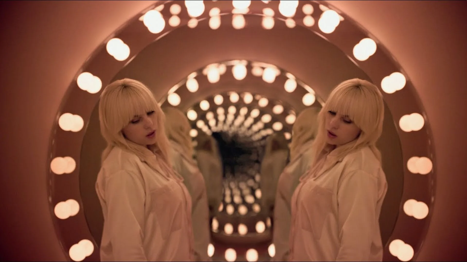 Reklama promująca Spatial Audio w Apple Music z Billie Eilish