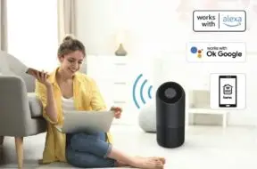 Sprzęt mozna obłsugiwać aplikacją lub komendami głosowymi