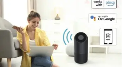 Sprzęt mozna obłsugiwać aplikacją lub komendami głosowymi