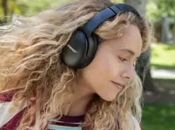 Bose QC45 – Lifestyle female