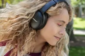 Bose QC45 – Lifestyle female