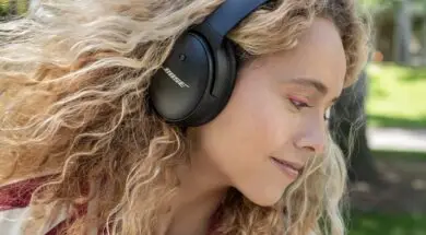 Bose QC45 – Lifestyle female