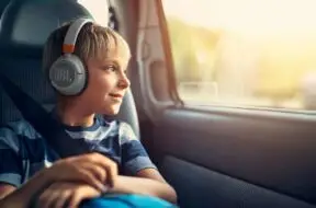 JBL_JR460NC_Lifestyle+Image_White_2