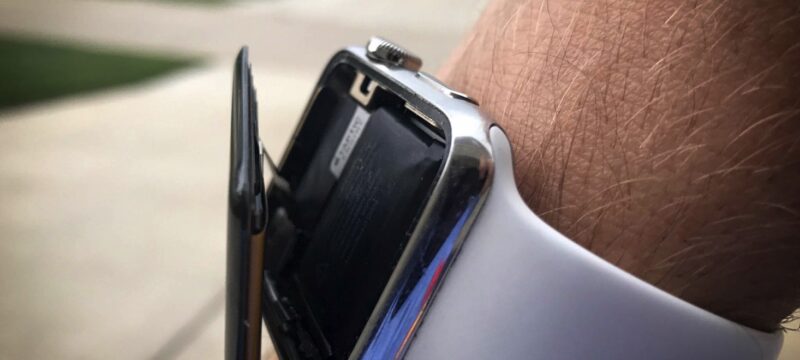 apple watch bateria wymiana, wymiana baterii w zegarku apple, spuchnięta bateria apple watch, ekran apple watch odkleja się,