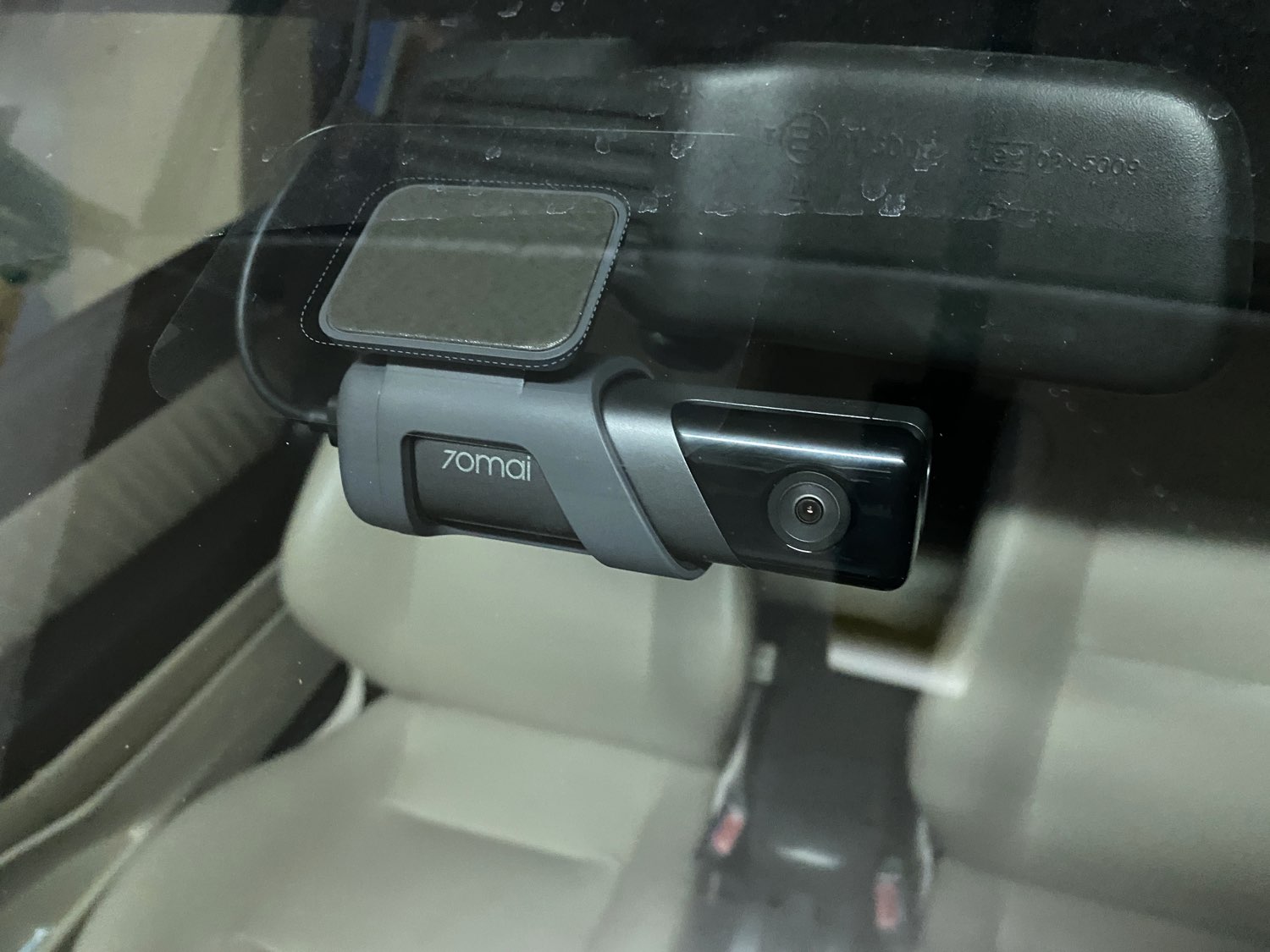 70mai Dash Cam M500 na szybie samochodowej