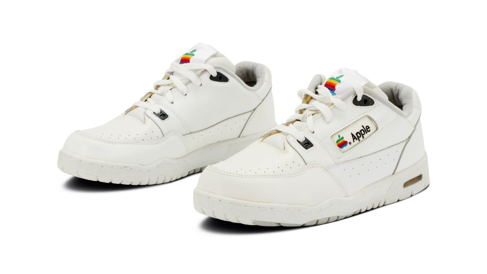 Buty sportowe Apple z lat 90. są na sprzedaż za 50 000 USD