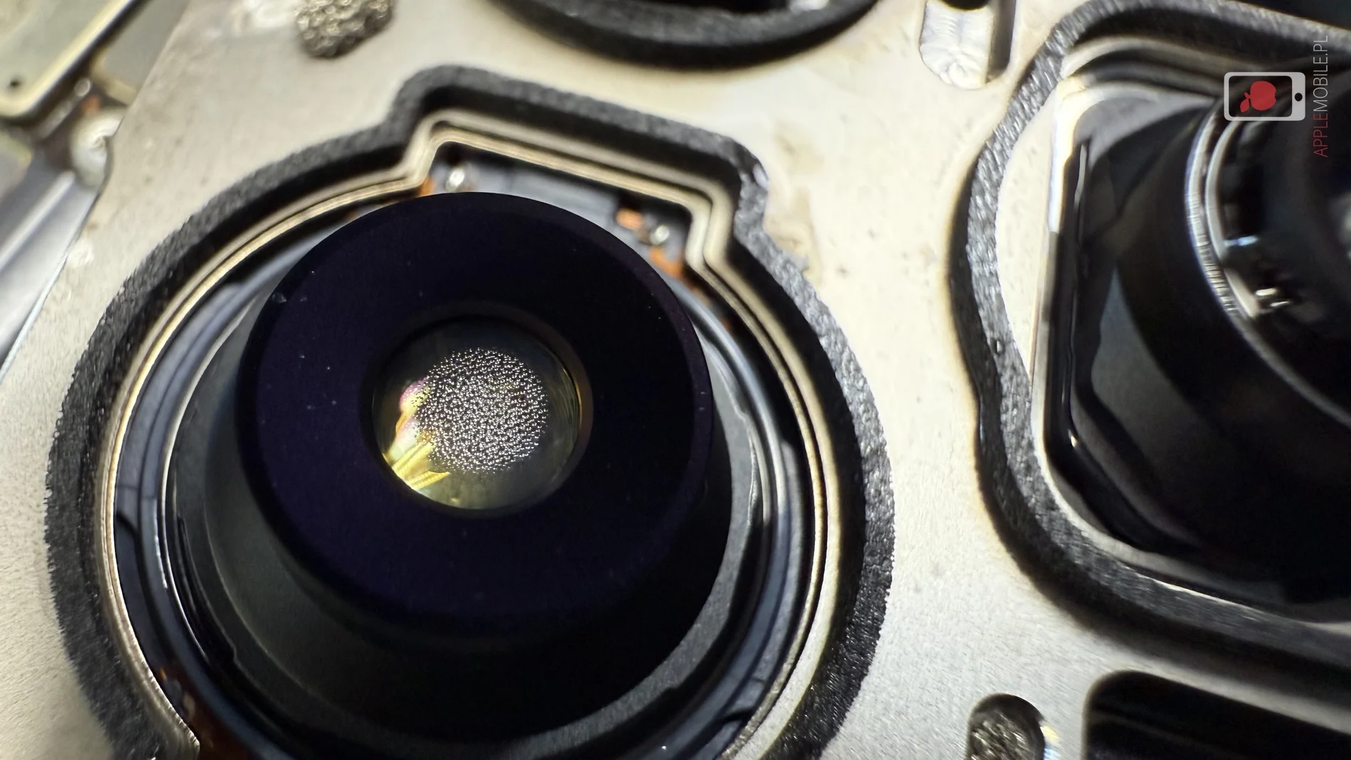 uszkodzona kamera iphone 15 pro max z powowdu zalania