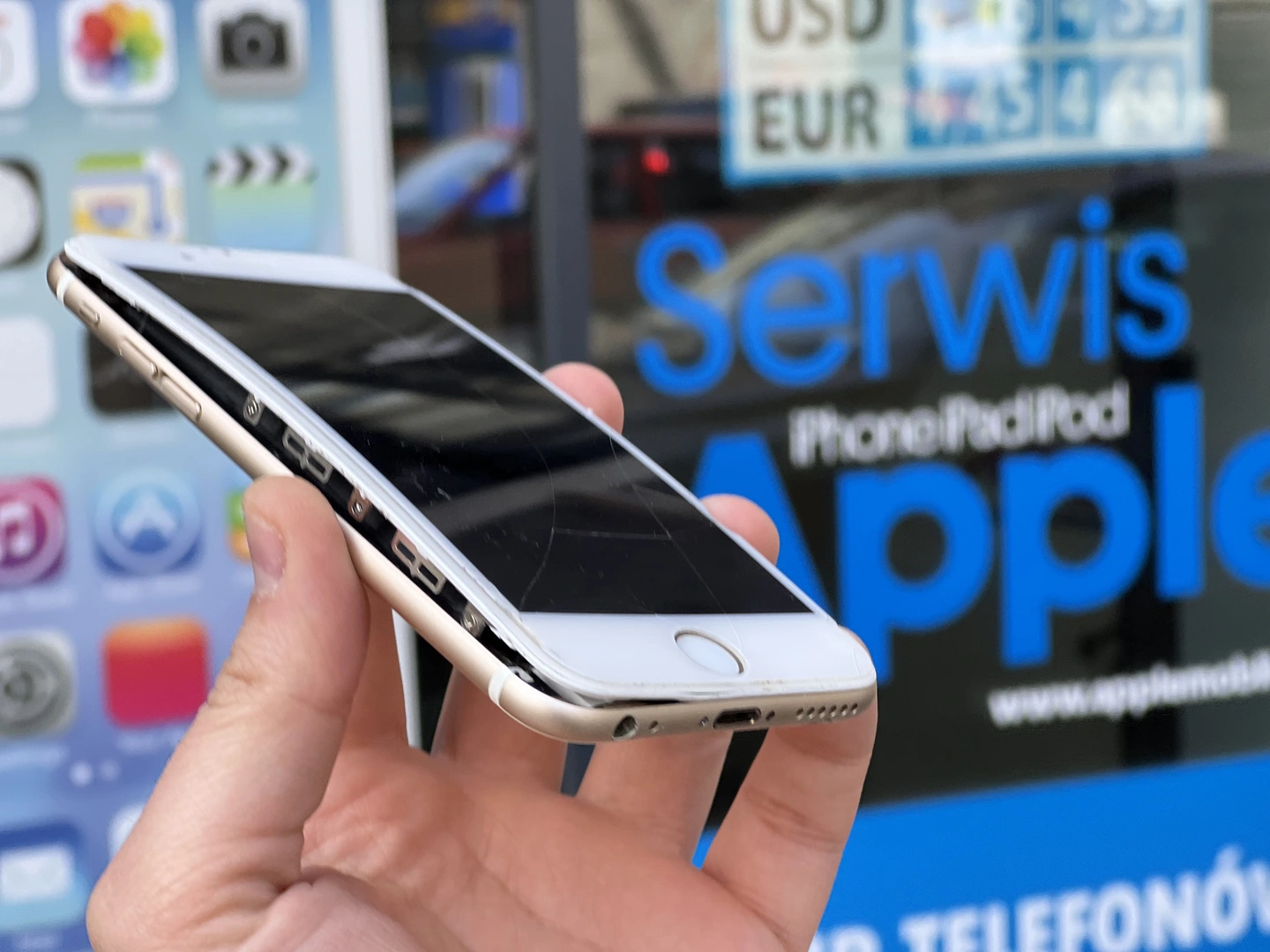 uniknij takich zniszczeń spowodowanych spuchniętą baterią