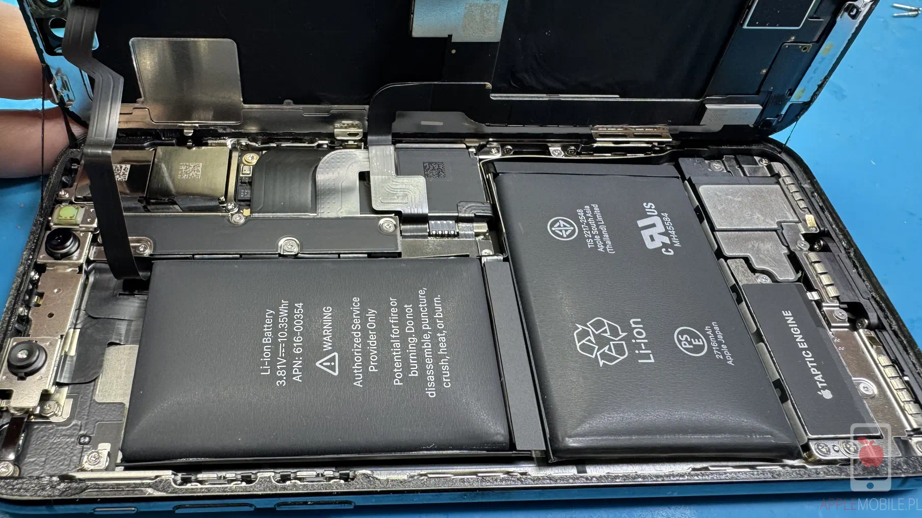 spuchnięta bateria iPhone o którą nikt nie dbał