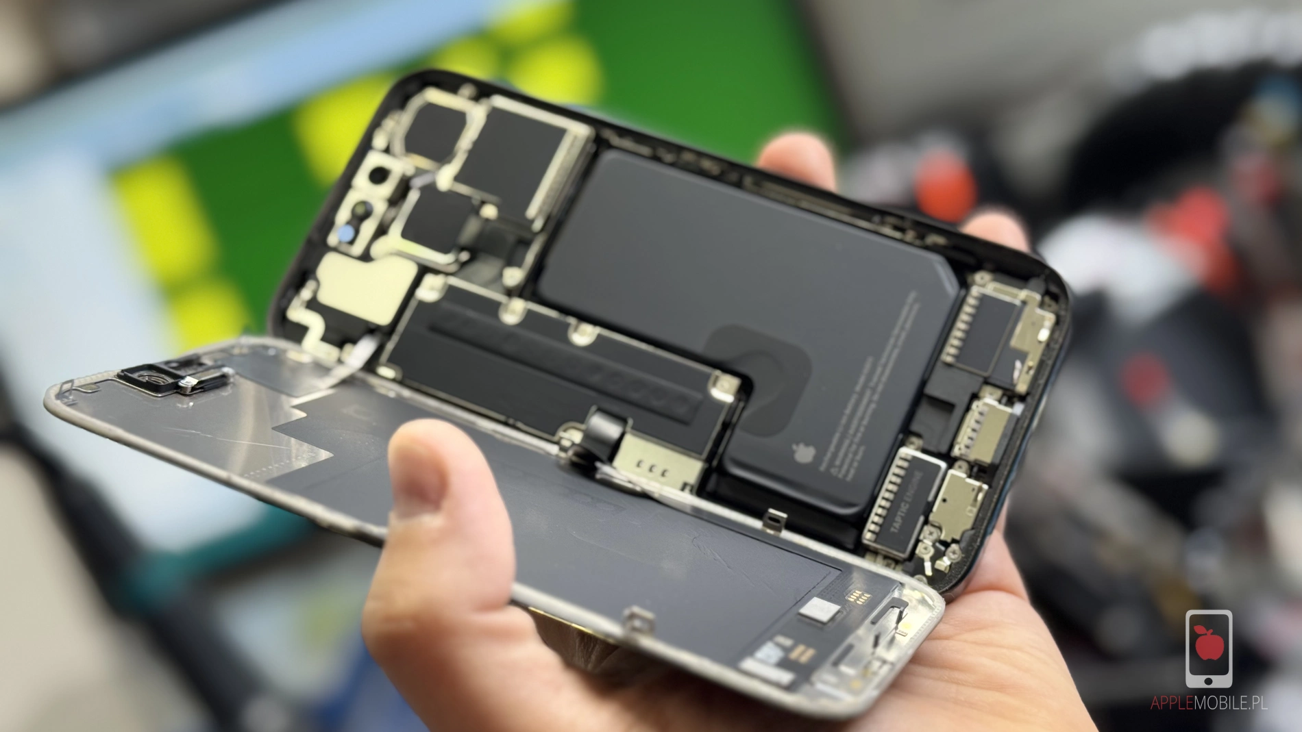 proces instalowania nowej baterii w 13 Pro