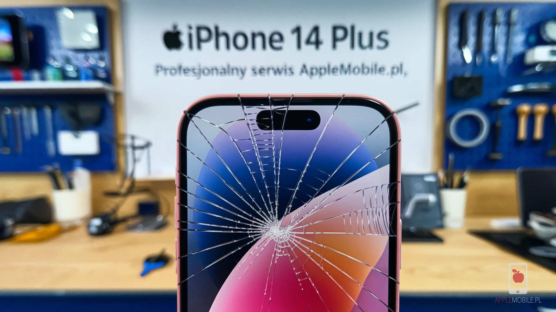 Proces wymiany wyświetlacza w telefonie iPhone 14 Plus.