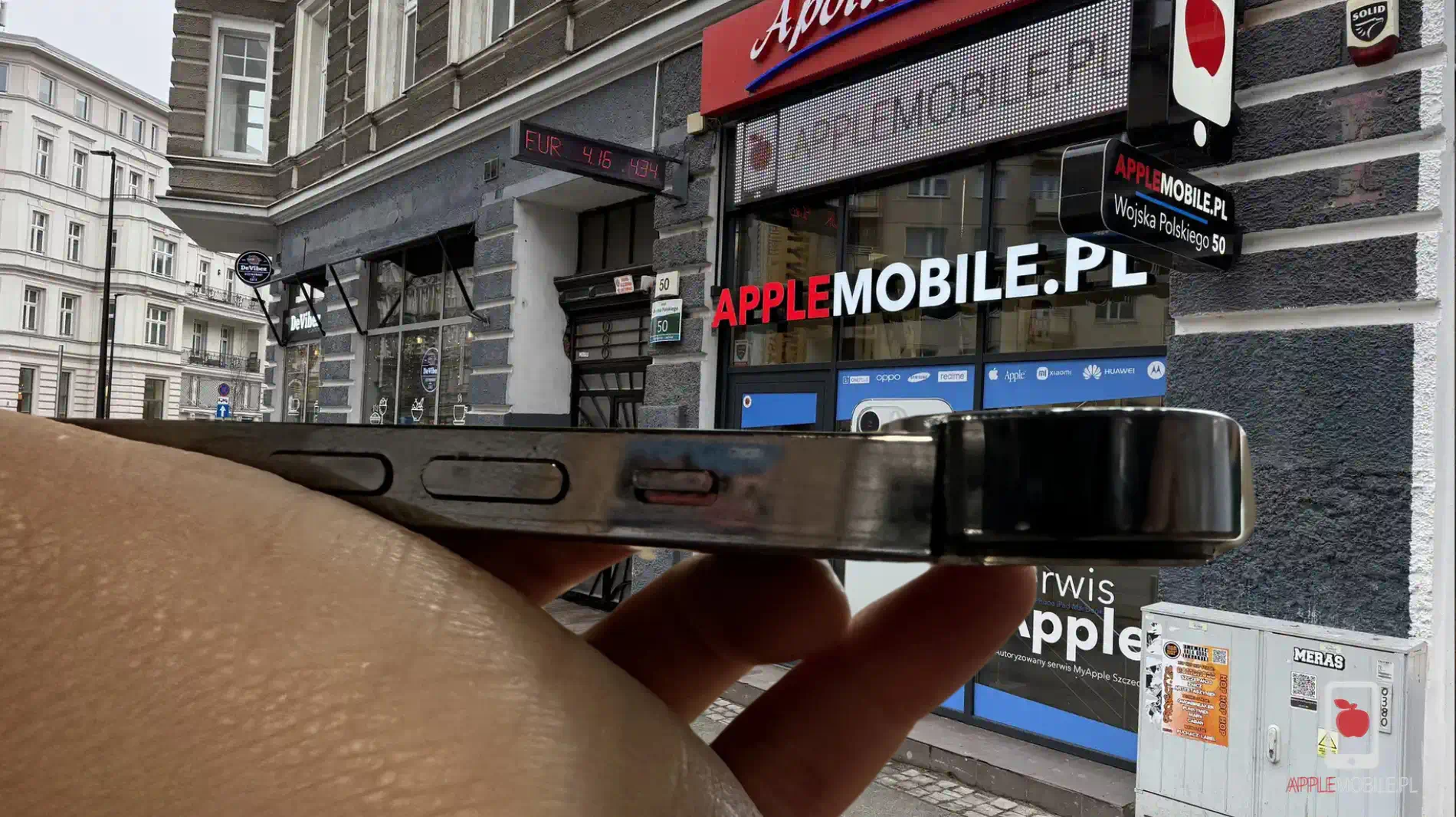 pęknięty korpus obudowy wymaga wymiany całej obudowy a nie tylko szybki obudowy