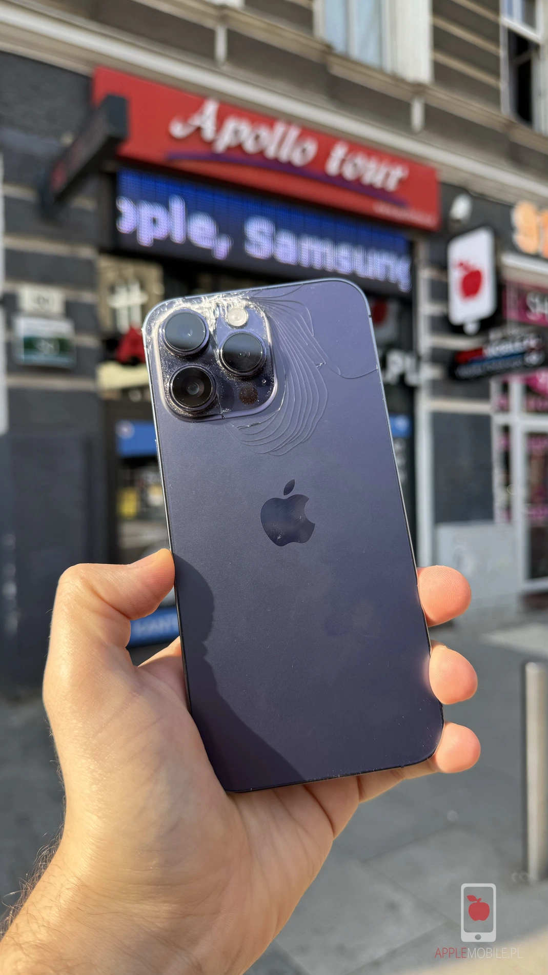 Zbity tył uszkodzona szybka iPhone 14 Pro przed naprawą