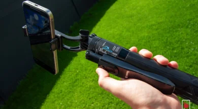 CRONG SelfieGo Ultra trzymany w ręce z telefonem iPhone 15 Pro