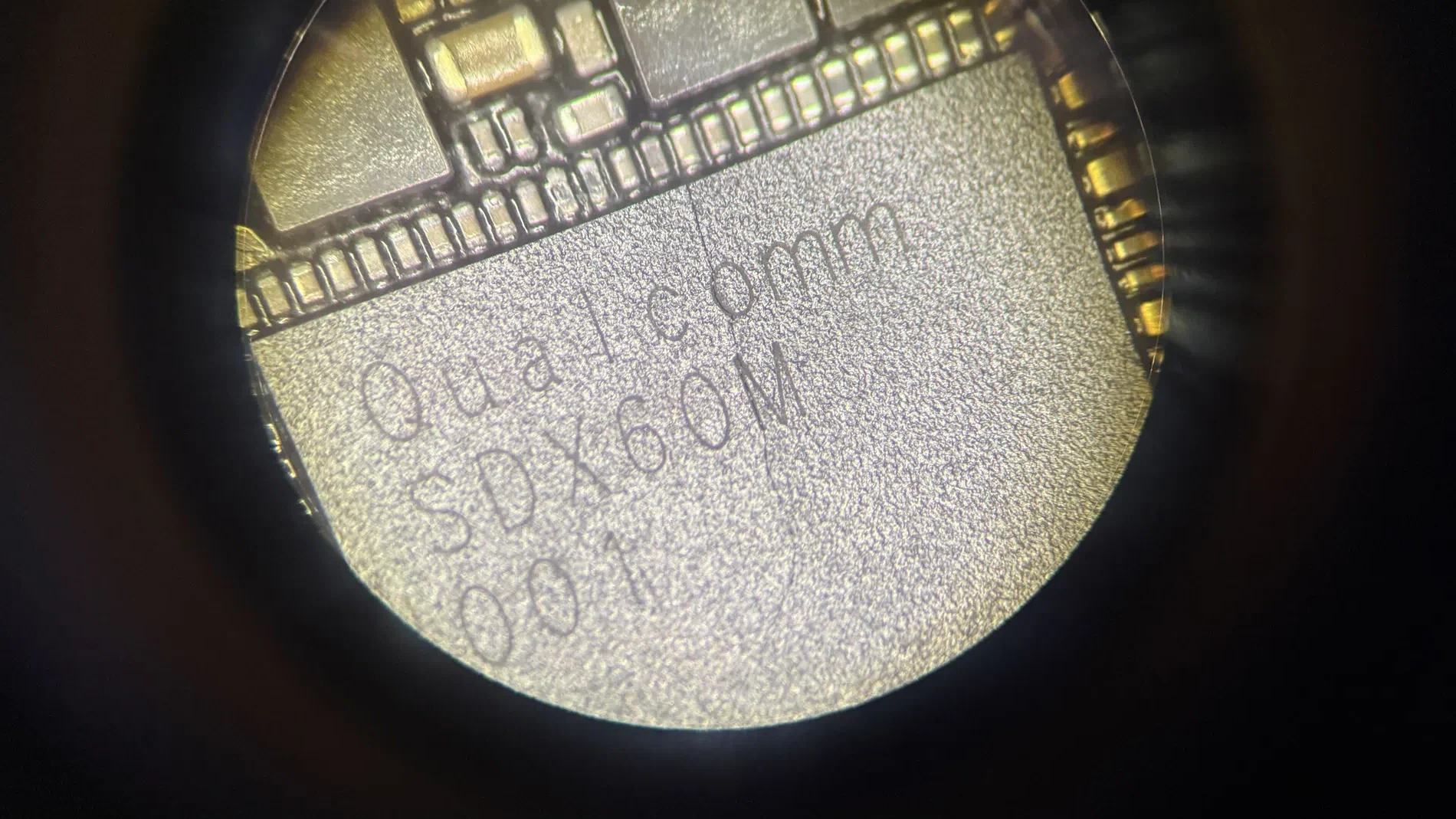 uszkodzona płyta główna iPhone 14 przez zbicie tylnej szybki