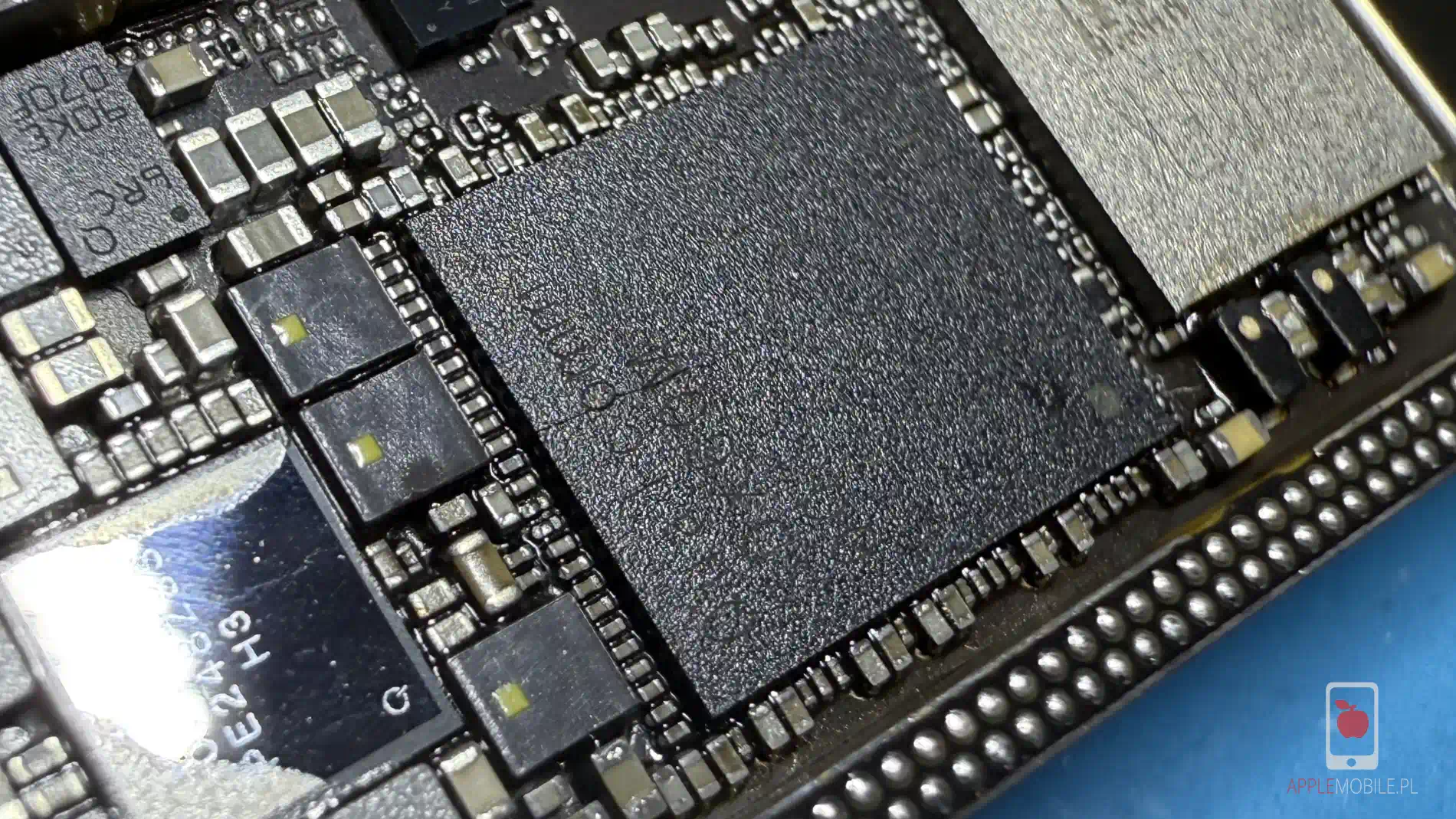 uszkodzona płyta główna iPhone 13 Mini z powodu korzystania z telefonu ze zbitą tylną szybką